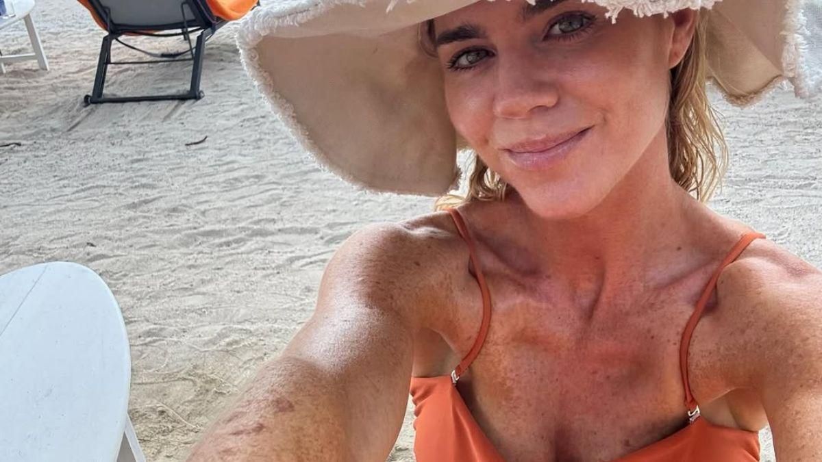 Amelia Bono con bañador rojo de mujer