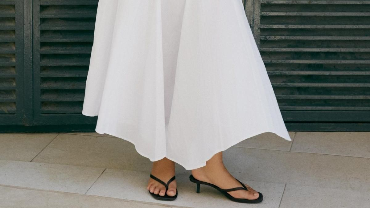 Falda midi asimétrica con vuelo de Zara
