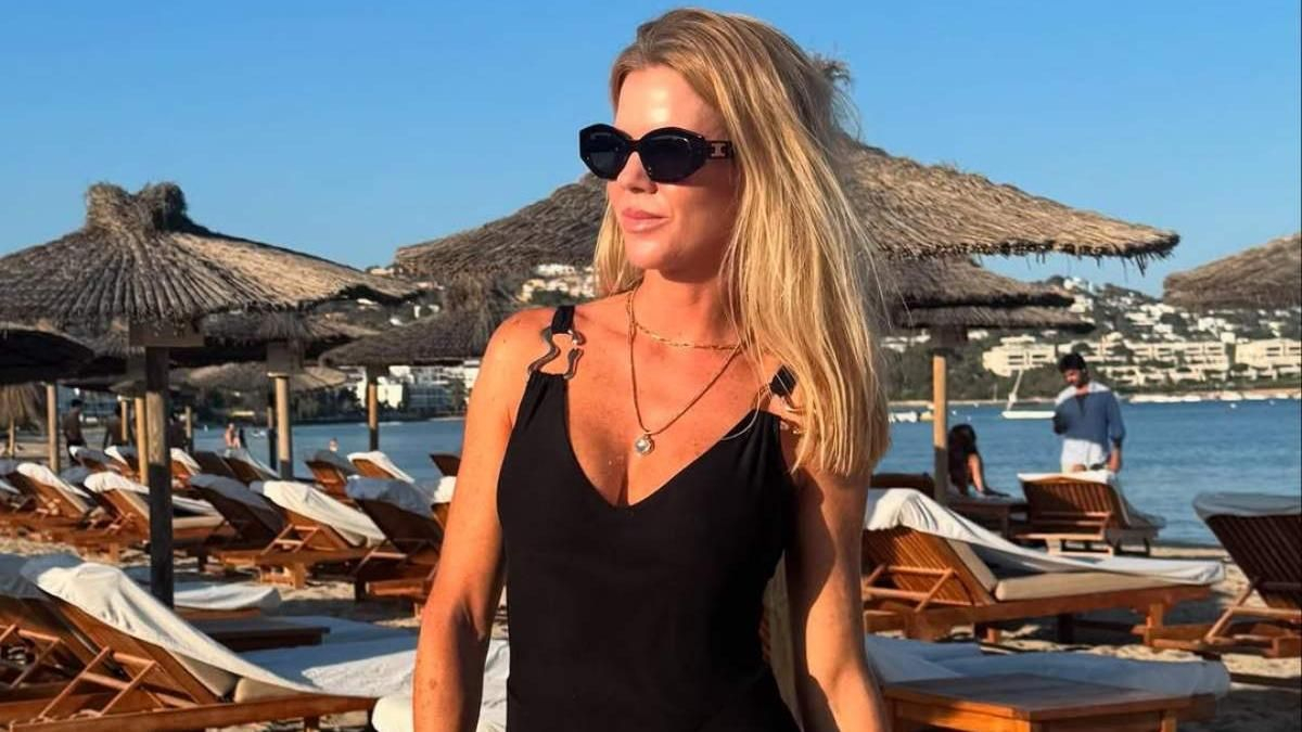 Amelia Bono con un vestido negro