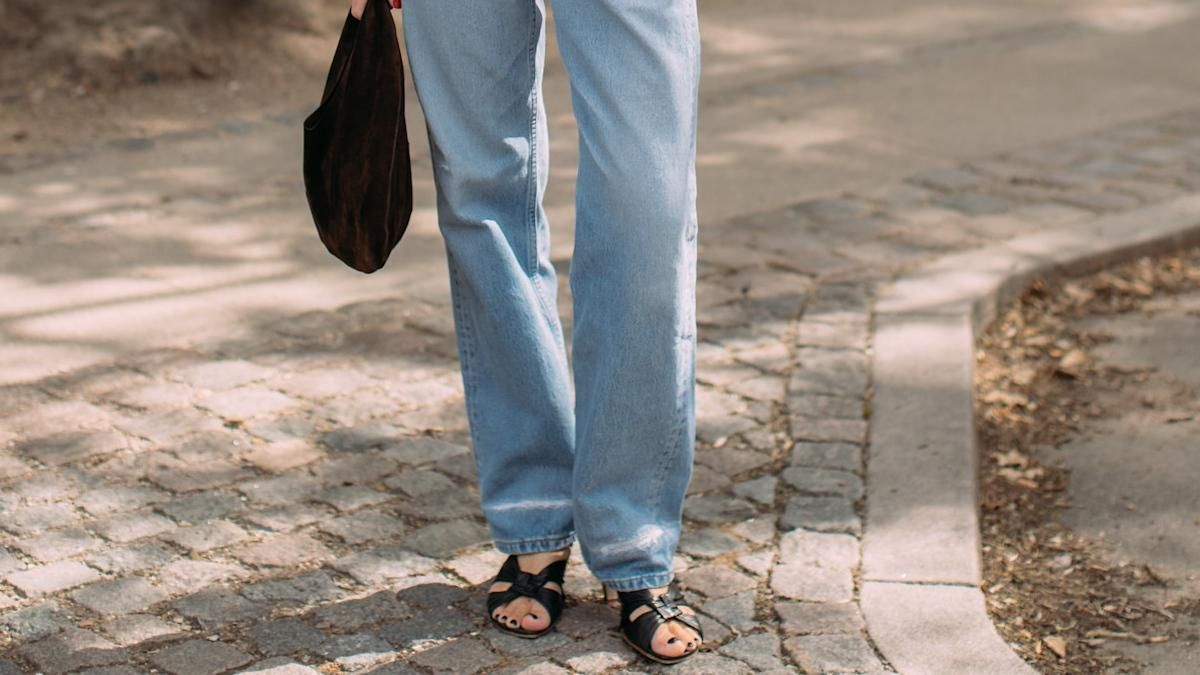 Las sandalias Skechers cómodas que llevarás con pantalones vaqueros