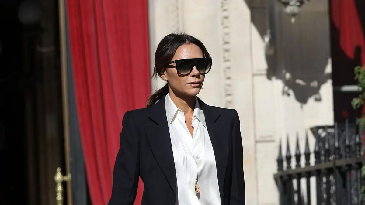 El traje negro de firma francesa preferido de las chicas con más estilo de Madrid