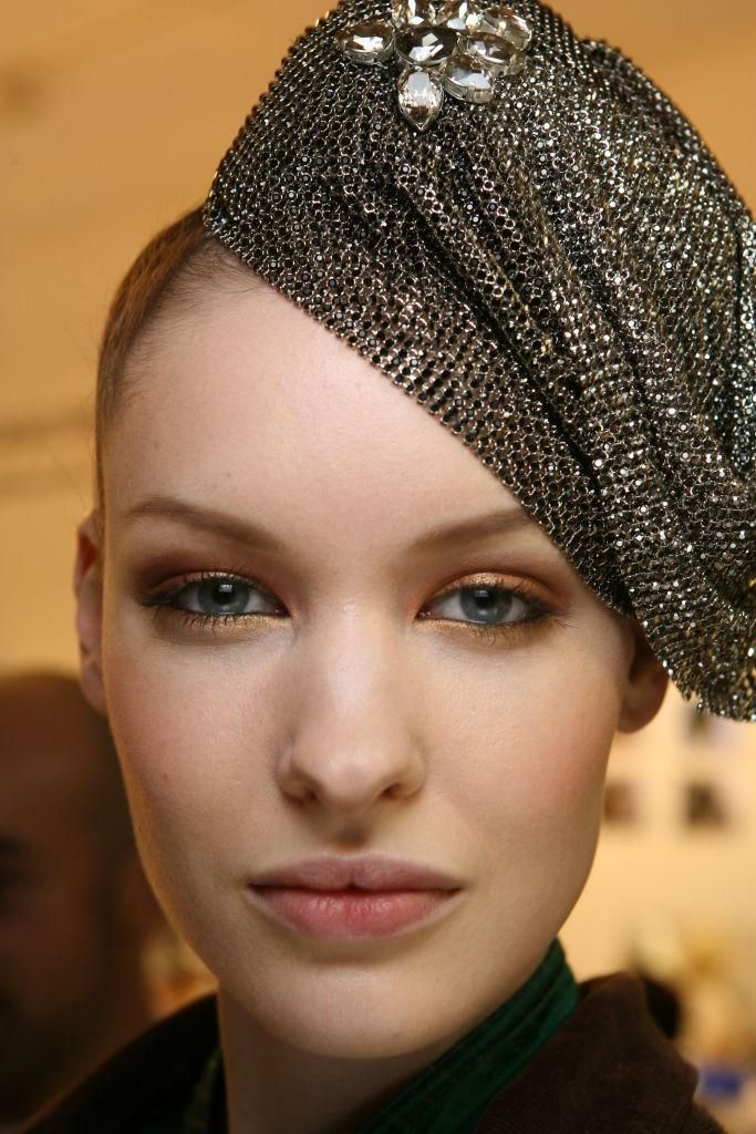Looks propres et accessoires de cheveux dans les défilés de Giorgio Armani.