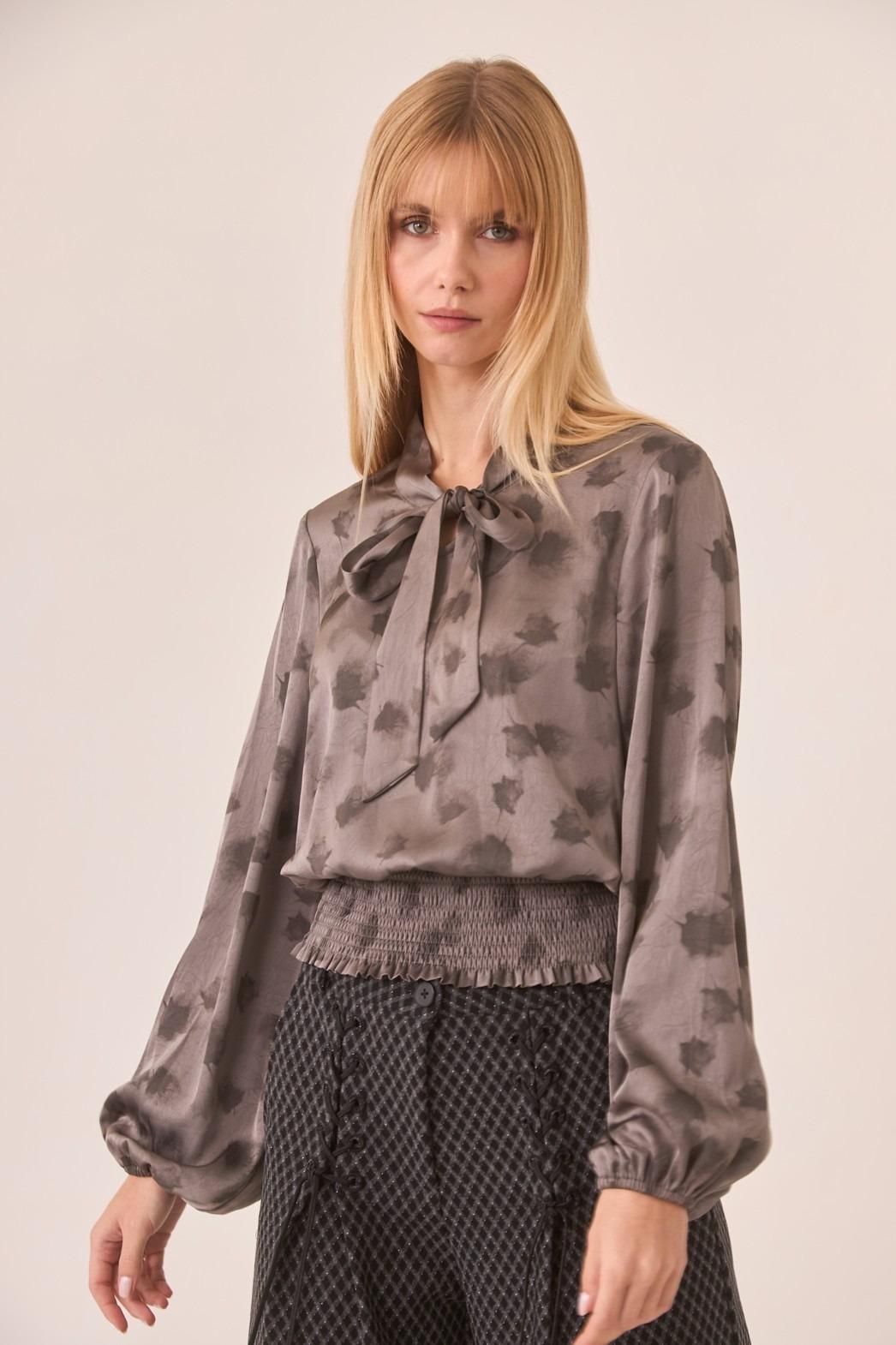 Blouse estampillée de lazada dans le cou