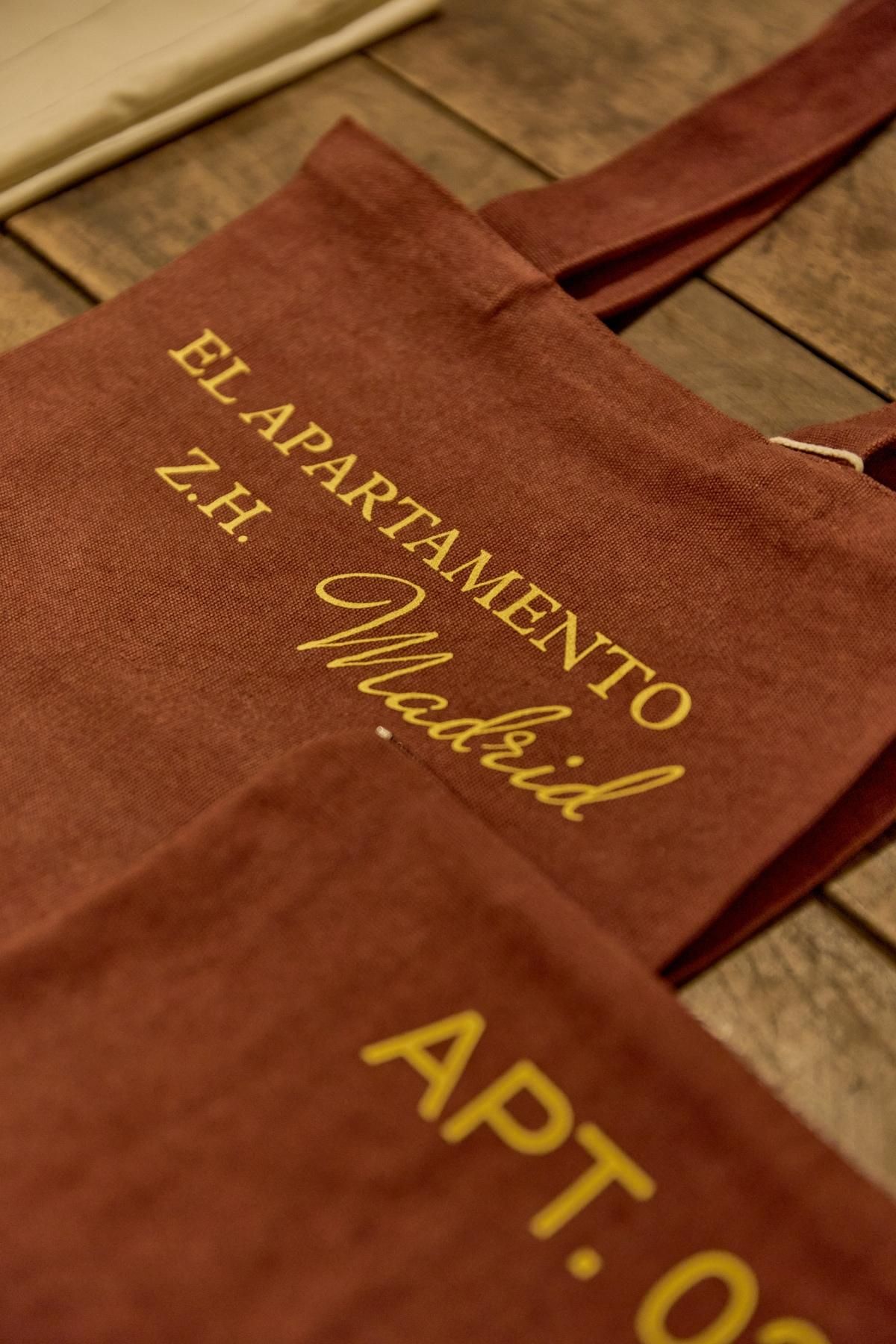 L'appartement de Zara arrive dans sa boutique sur la rue Serrano.