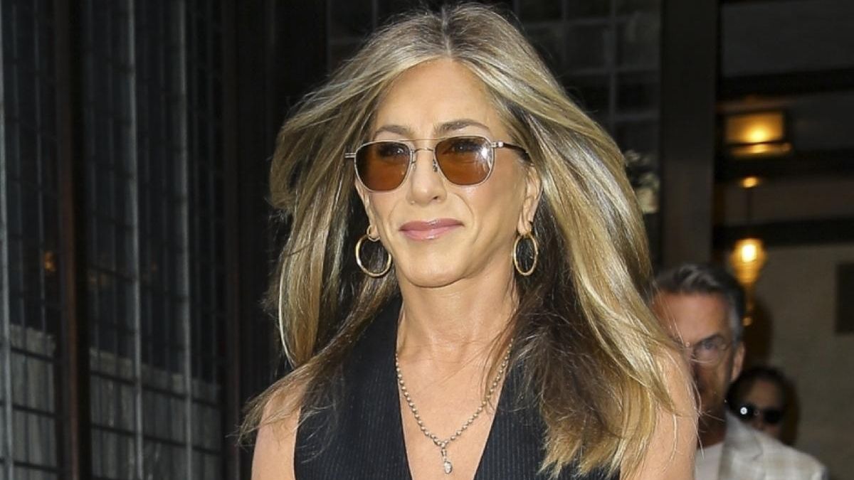 Jennifer Aniston nos confirma que la raya diplomática será tendencia este otoño.