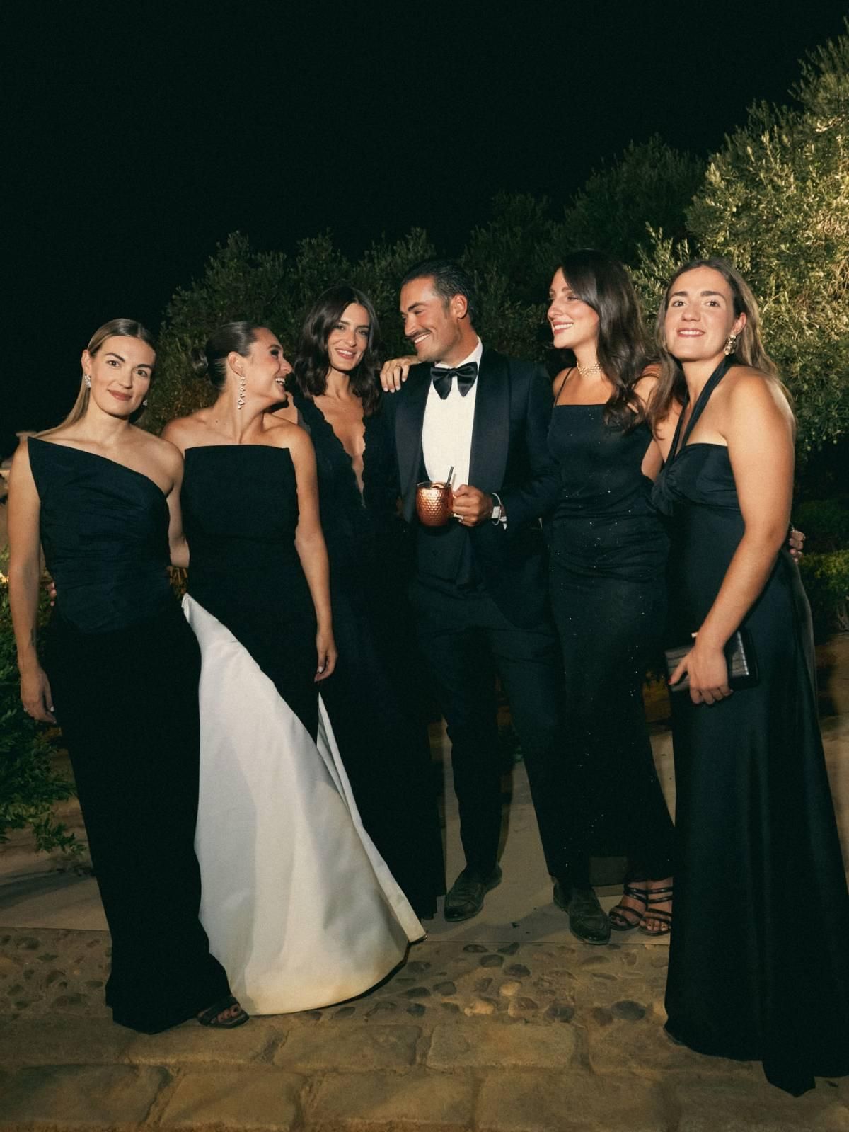 Carlota Moro (à gauche) avec d'autres invités au mariage de son père