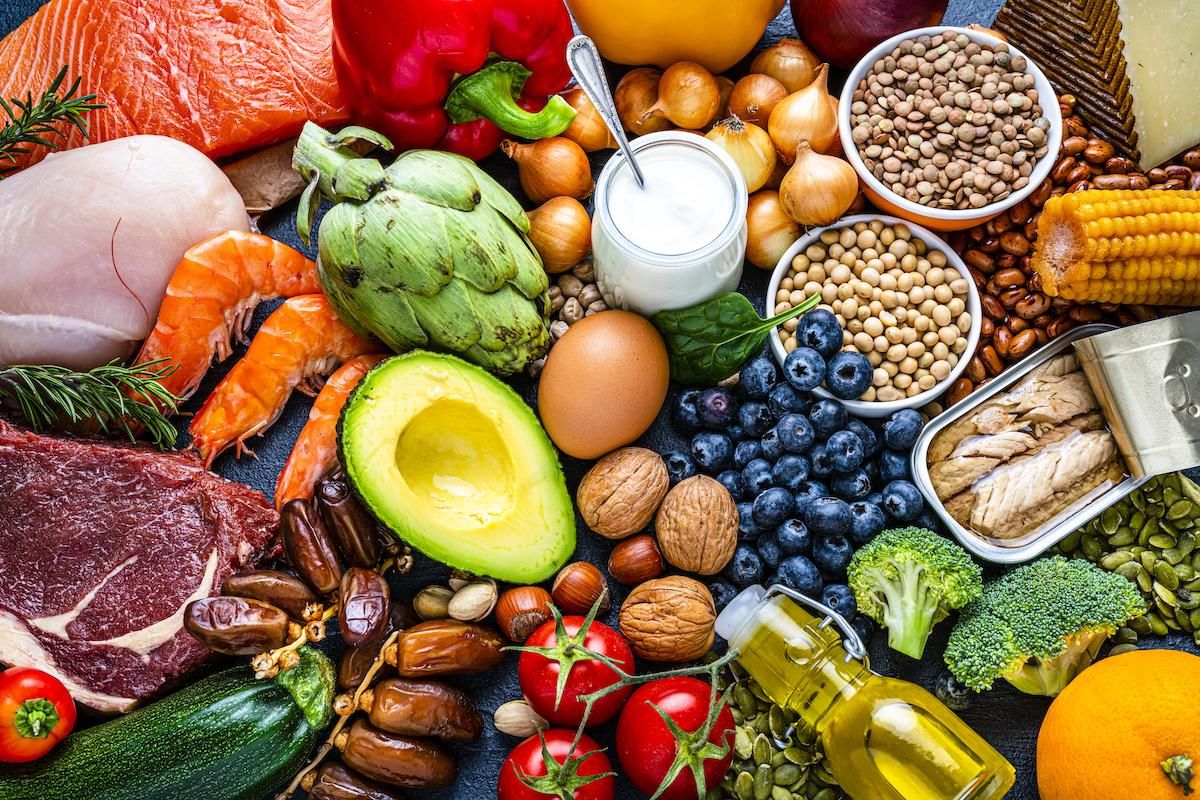 Des options telles que les fruits frais, le yaourt ou les noix sont toujours une alternative plus saine et plus accessible.