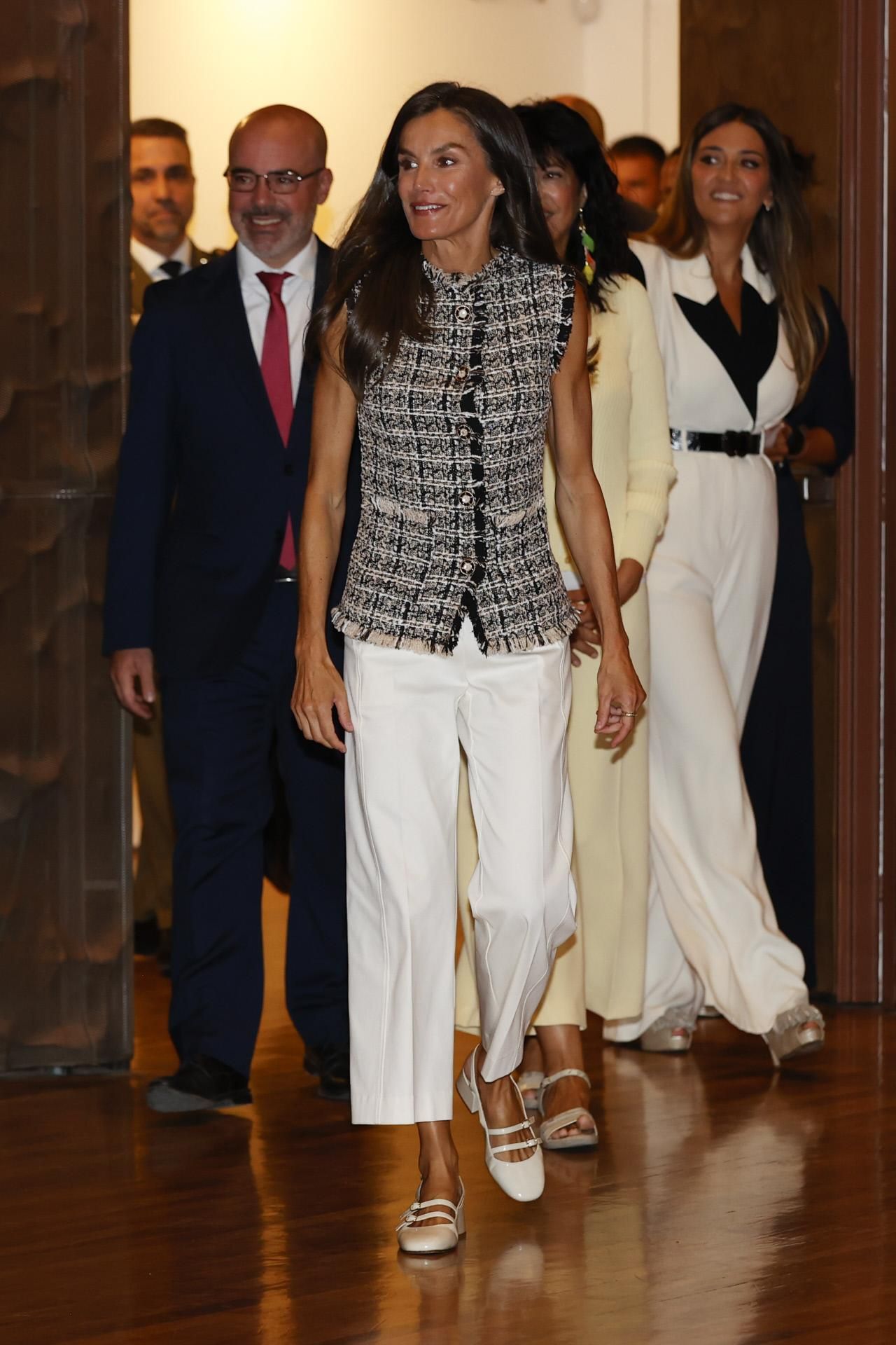 La reine Letizia complète son look avec New Merceditas de Sézane.