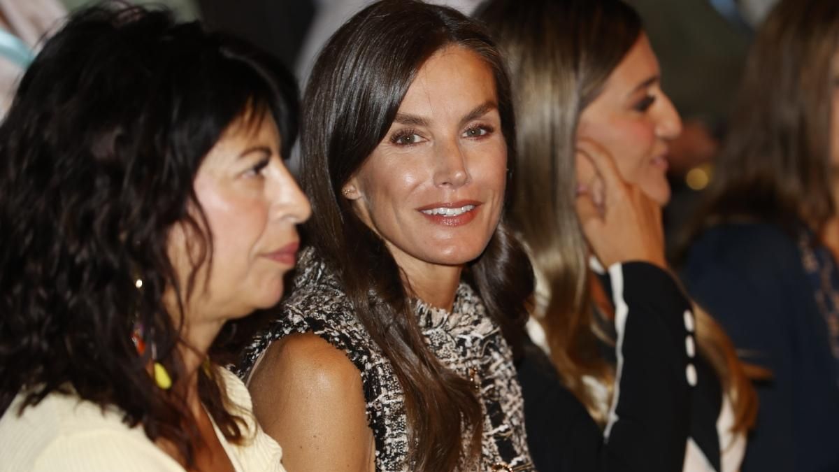 El último look de la reina Letizia con pantalón blanco y chaleco de tweed.