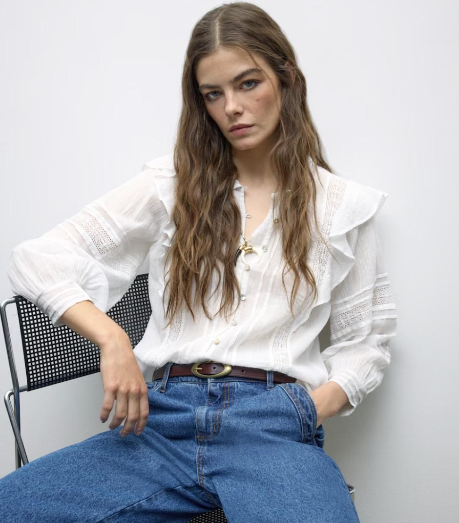 Laine volante à chemisier blanc