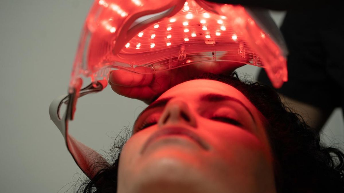 ¿Por qué todo el mundo está obsesionado con la terapia de luz roja? Una doctora nos lo explica