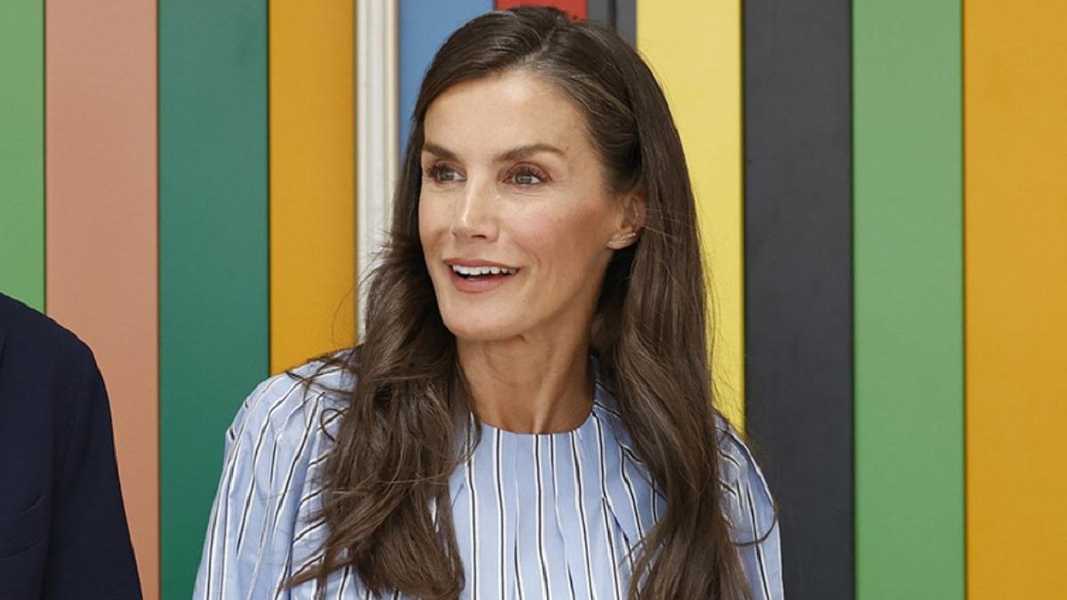 Blusa de rayas de Adolfo Domínguez y pantalón cómodo, así ha sido el look de la reina Letizia en La Rioja.
