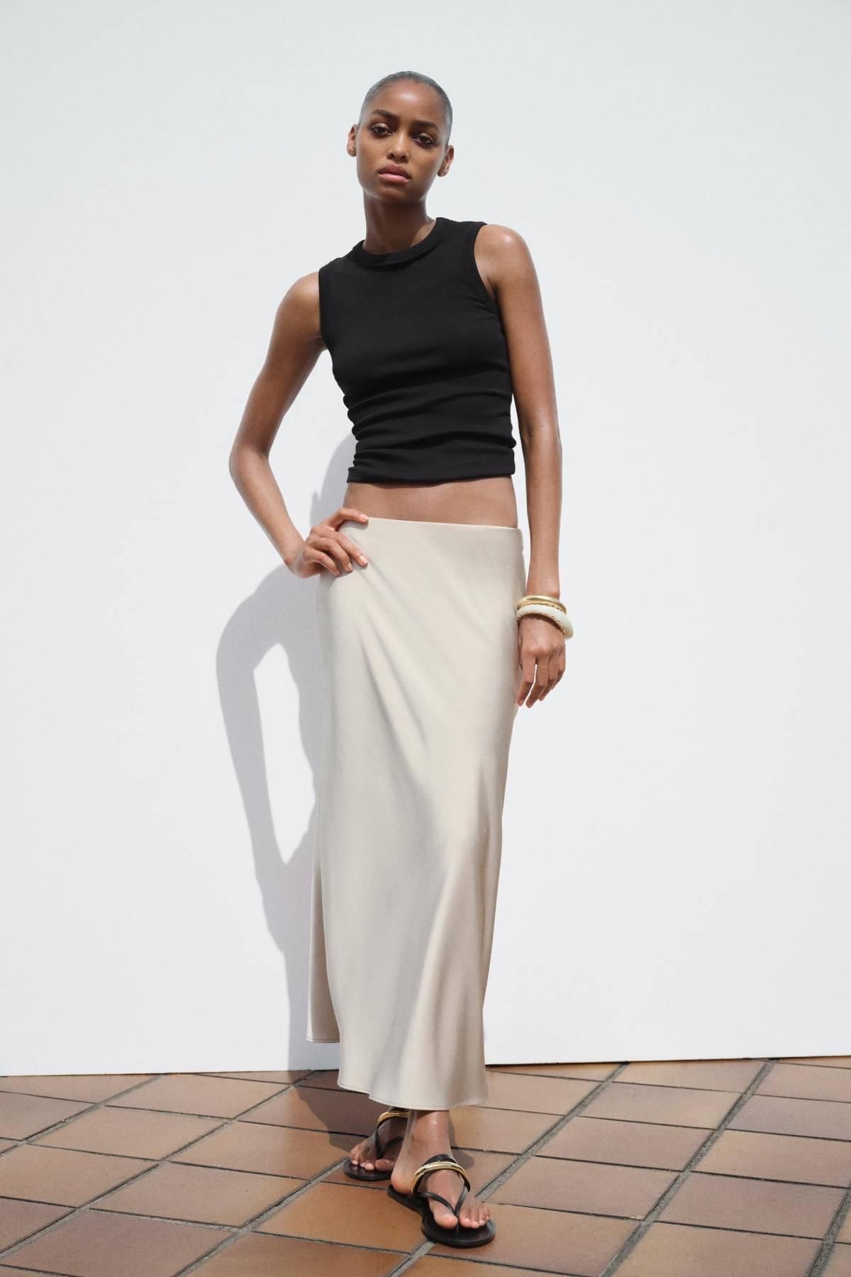 Jupe en satin midi de Zara