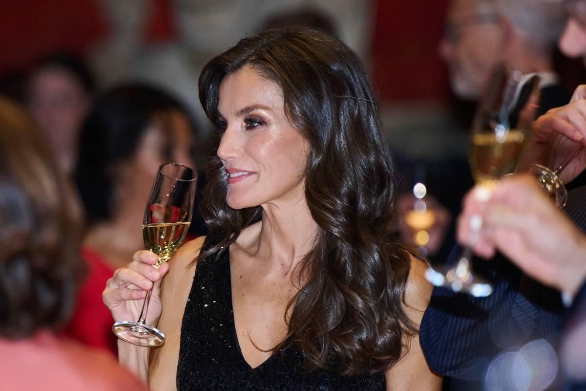 Le toast avec le champagne de la Queen Letizia lors d'un dîner de son voyage à Copenhague