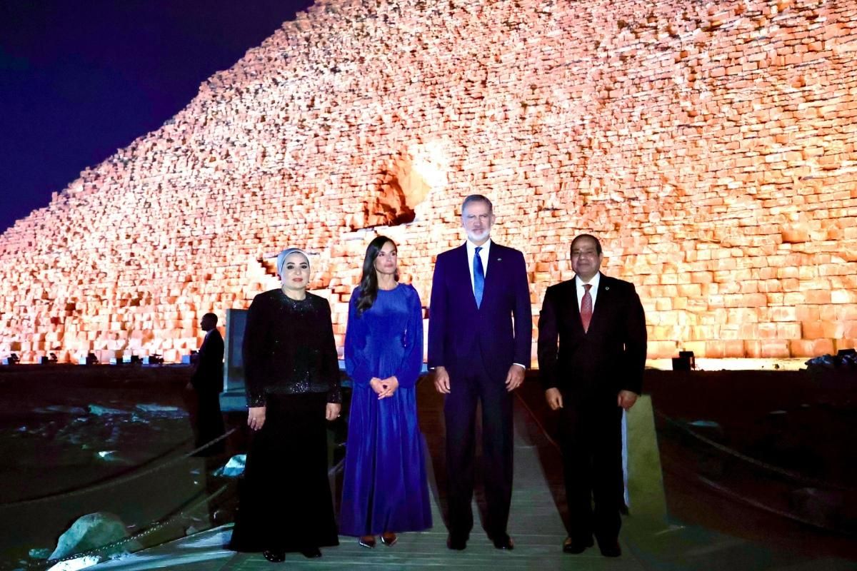 Queen Letizia choisisse une robe bleue pour un dîner en Égypte.