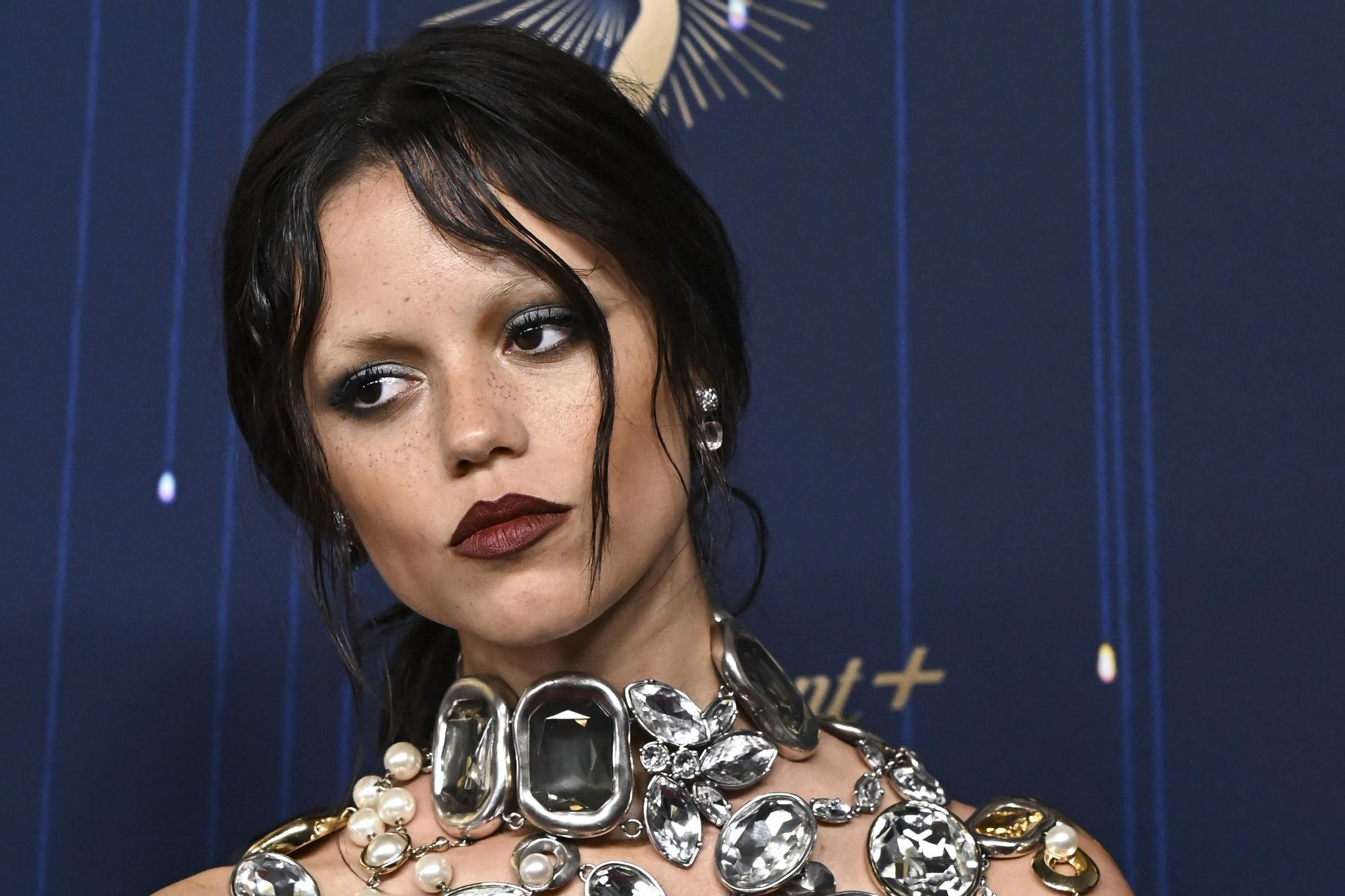 Jenna Ortega es una de las celebrities que mejor ha adaptado la tendencia de los labios oscuros a sus looks actuales