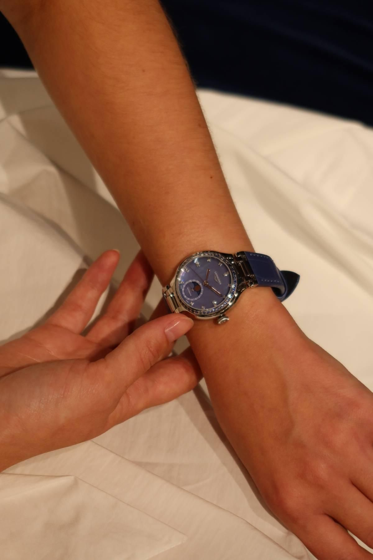 L'horloge «Longines Primaluna MoonPhase» avec une sphère née en bleu et entourée de zafiros