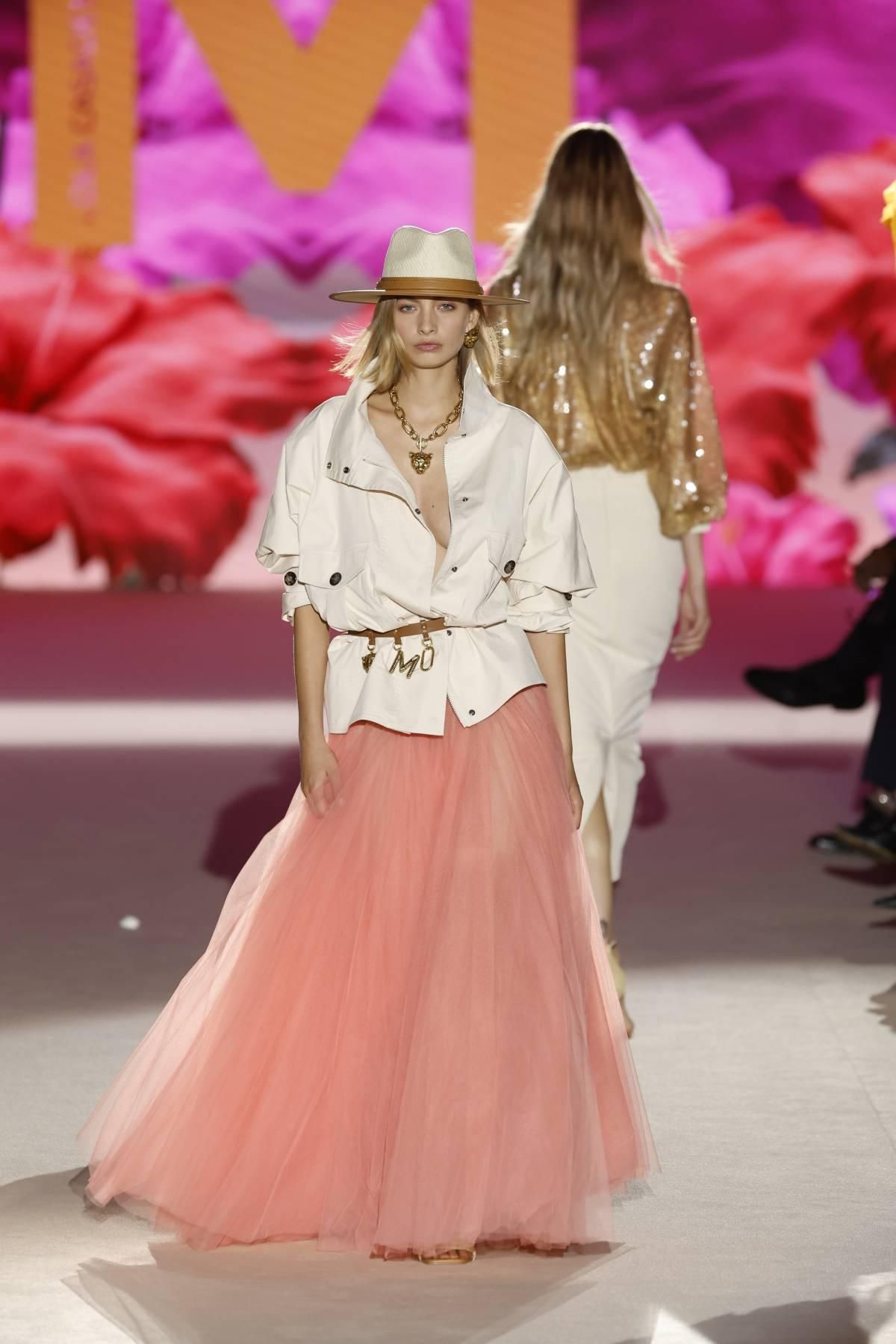 Chemise safari combinée avec une jupe en tulle et un chapeau borsalino dans le parade Lola Casademunt par Maite.
