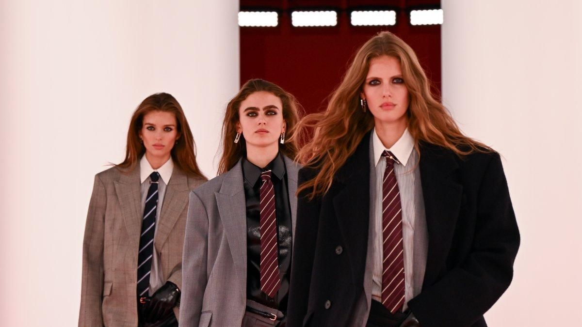 Un dinámico segundo acto presentó el primer capítulo de H&amp;M AW25, inspirado tanto en el britpop como en la revolución cultural de finales de los 90, con Lola Young debutando en la pasarela con una chaqueta de cuero, una falda plisada y botas altas de la colección