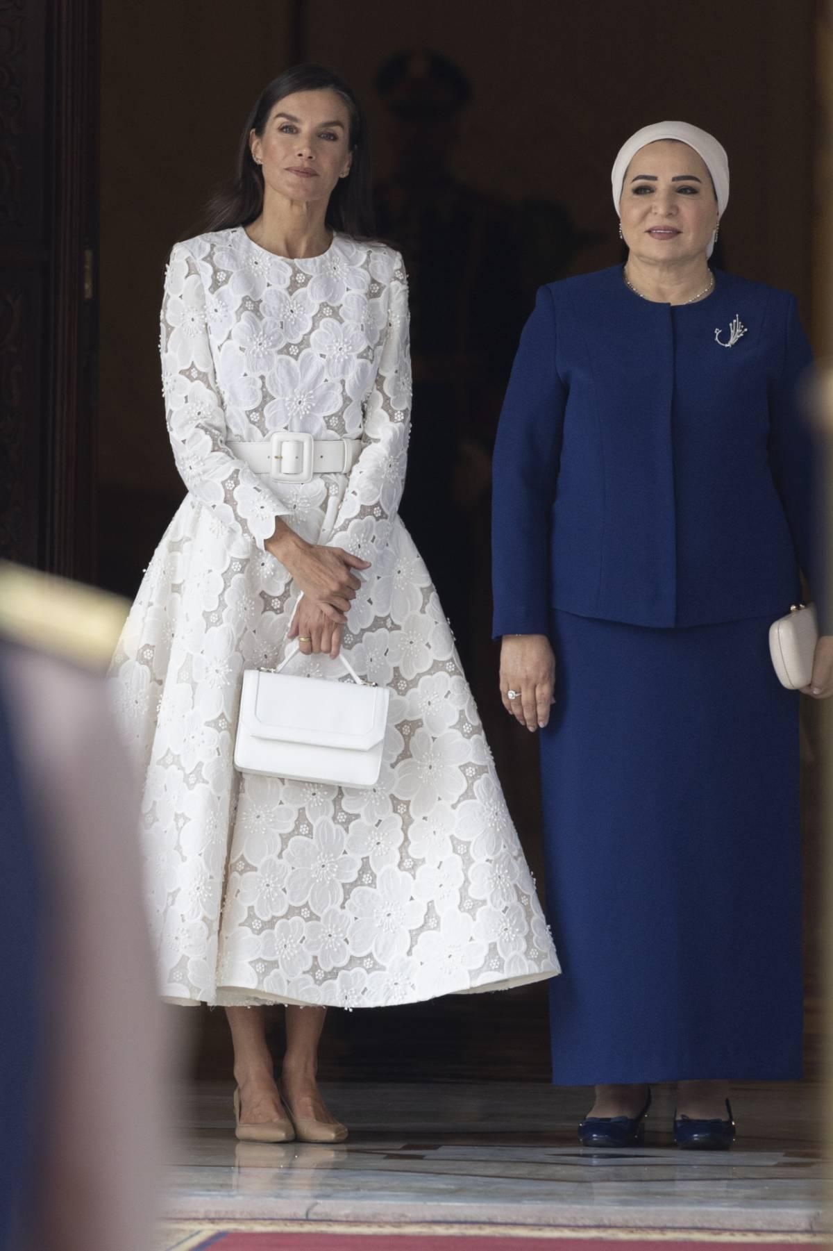 Queen Letizia avec la 2e robe CO Skin à côté de la première dame de l'Égypte