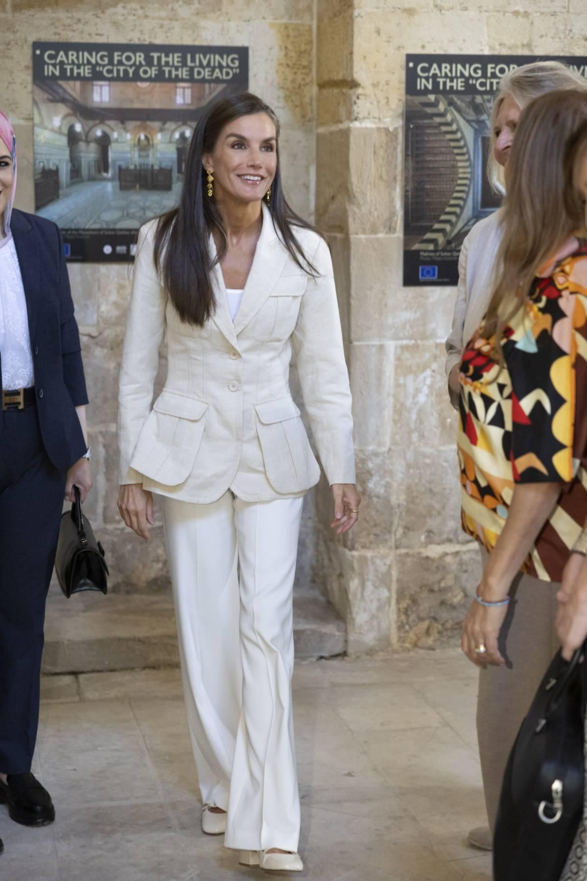 Regard de la reine Letizia pour visiter la Fondation Sultan en Égypte