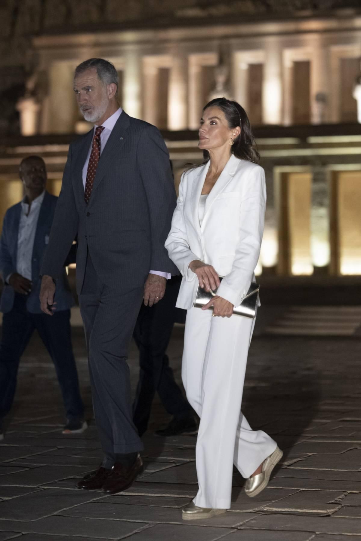 Regard de la reine Letizia pour visiter le temple Hatshepsut à Louxor