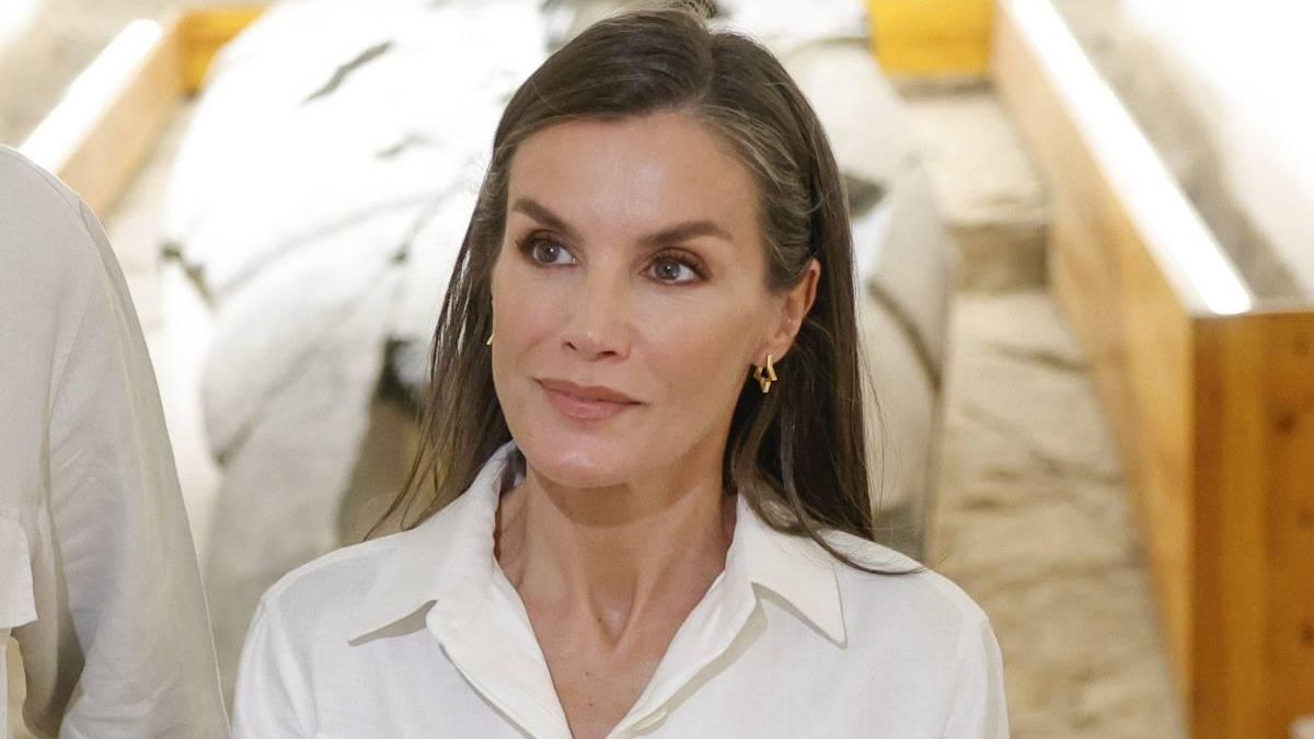 El último look de la reina Letizia en Egipto con un conjunto blanco y alpargatas en el Museo de Luxor