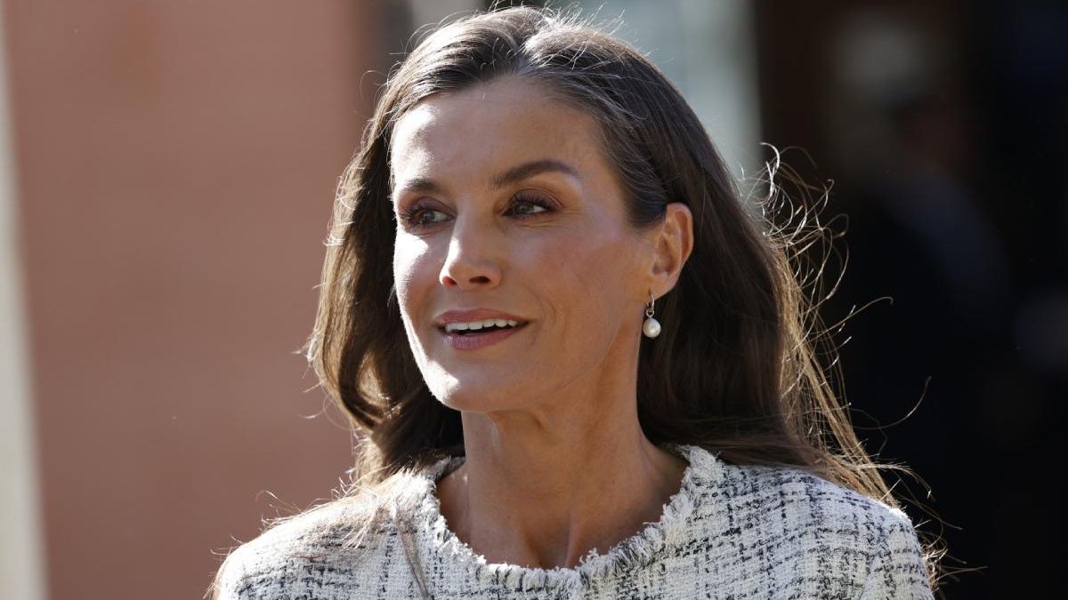El look de la reina Letizia con chaqueta de Massimo Dutti para su acto en Salamanca.