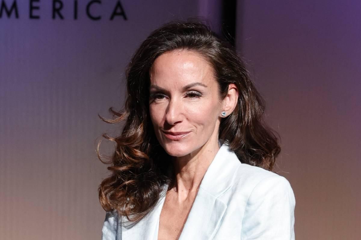 Telma Ortiz, "Très fier" par Leonor et Sofia, choisit une poignée des ventes de mangue dans le style de reine le plus pur letizia