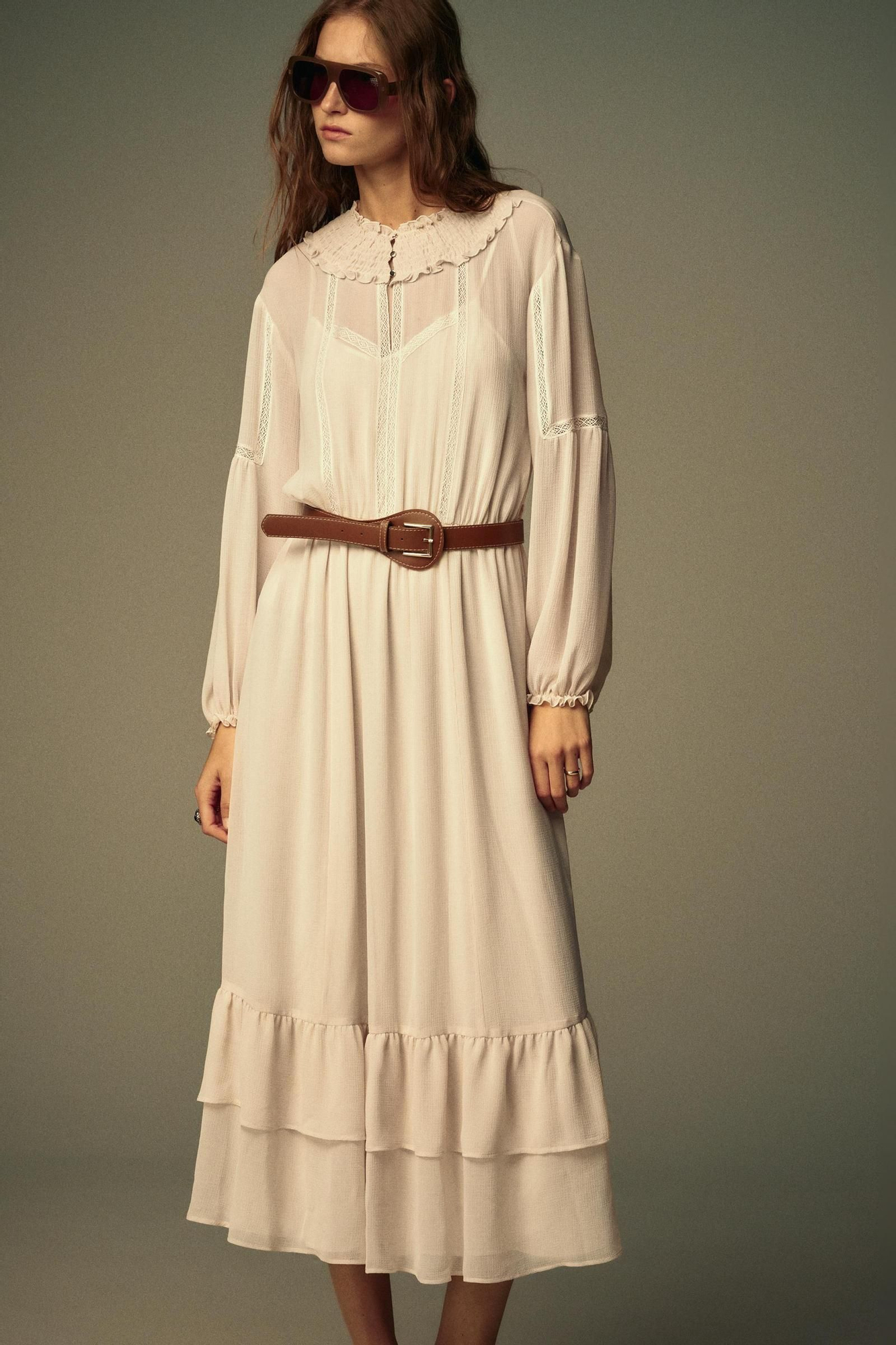 Ceinture de broderie de robe blanche