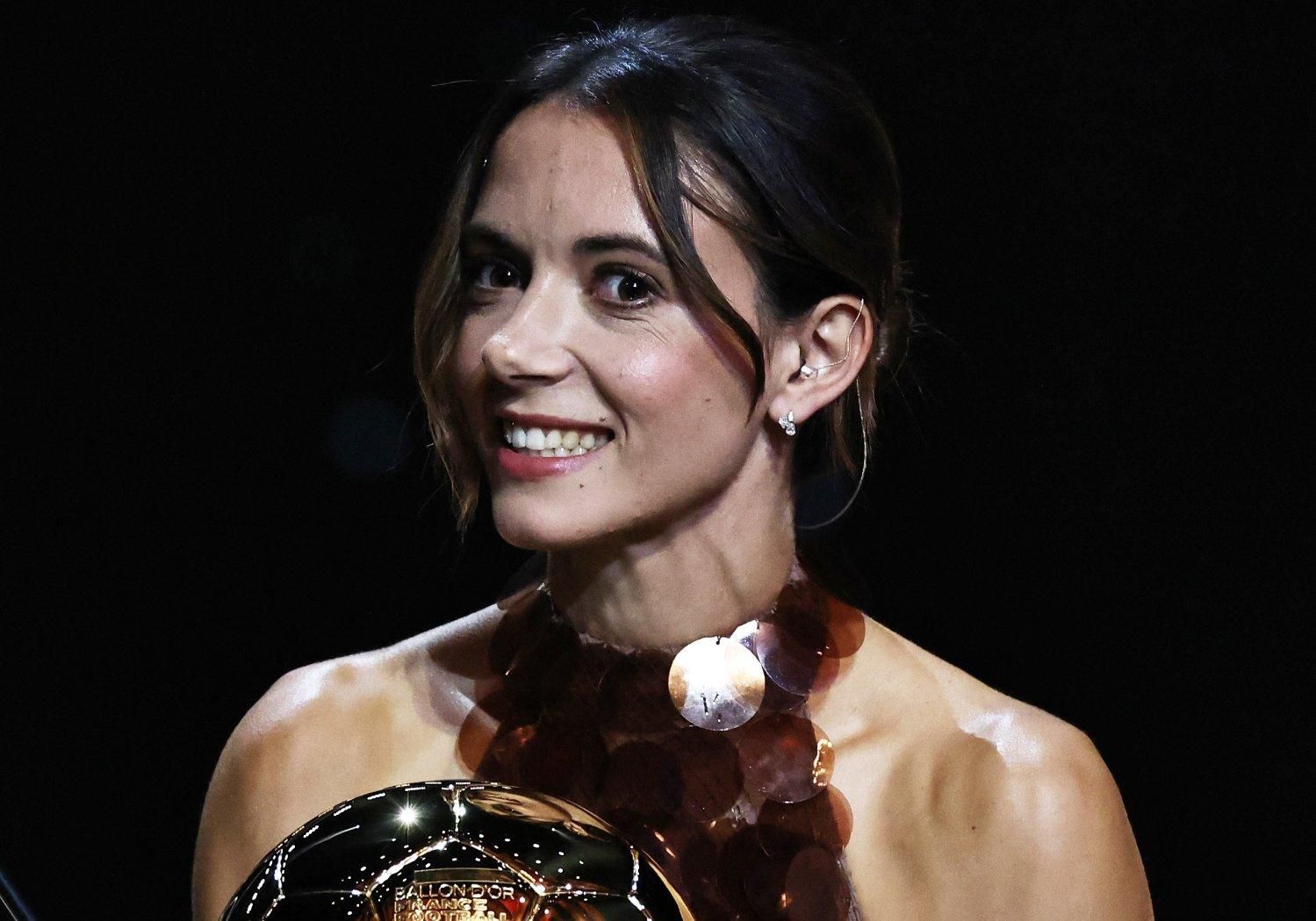 Aitana Bonmatí, deslumbrante con un diseño de lentejuelas de Marta Martí, gana su tercer Balón de Oro consecutivo: "Este es el primer año que tenemos los mismos premios que el masculino"