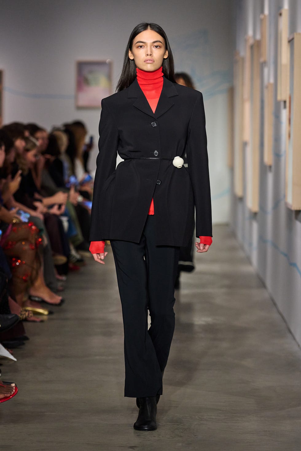 Modèle marchant sur une piste dans un défilé de mode