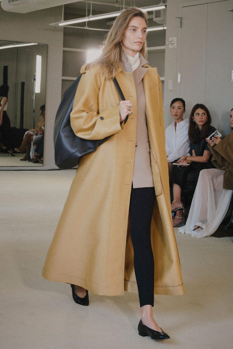 Modèle de piste présentant une collection de mode