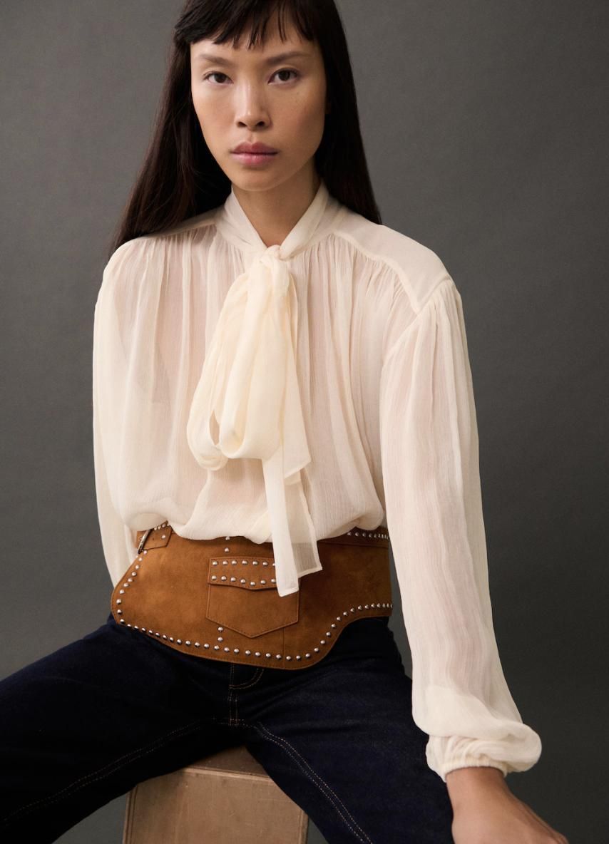 Boucle de chemisier blanc