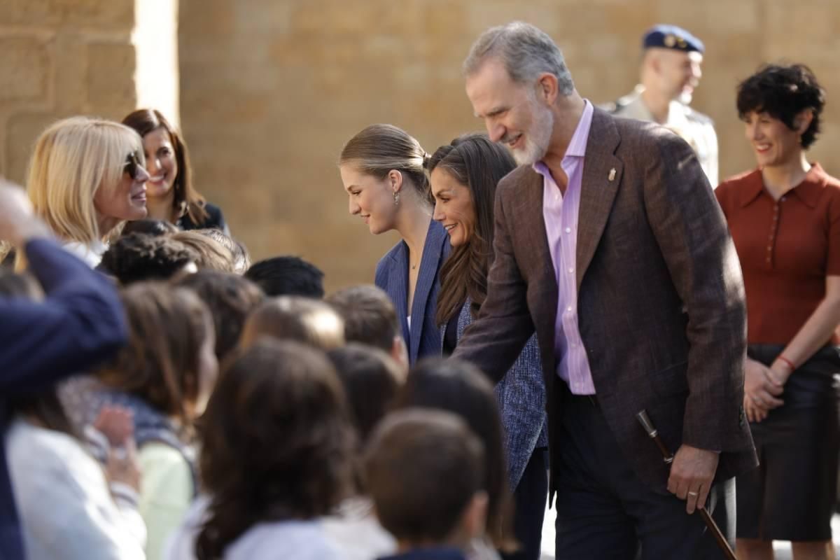Le roi Felipe, la reine Letizia et la princesse Leonor, très près des résidents d'Olite