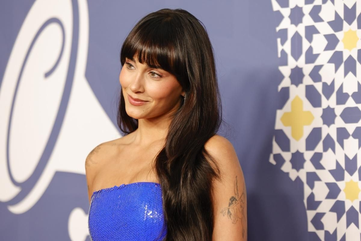 Aitana impacta en la alfombra roja de los Latin Grammy con un vestido de David Koma.