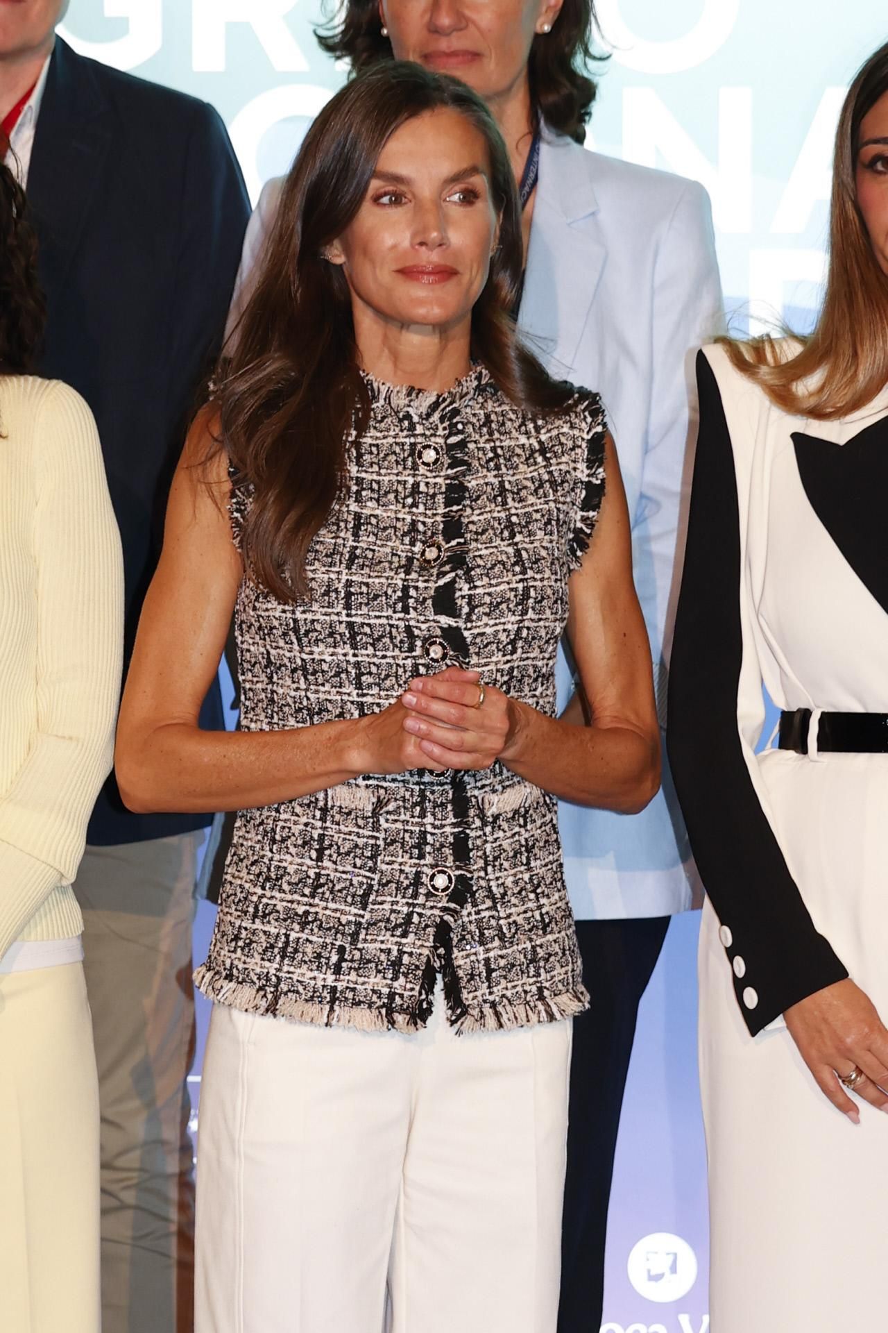 La reine Letizia nous inspire avec son look avec un gilet en tweed.