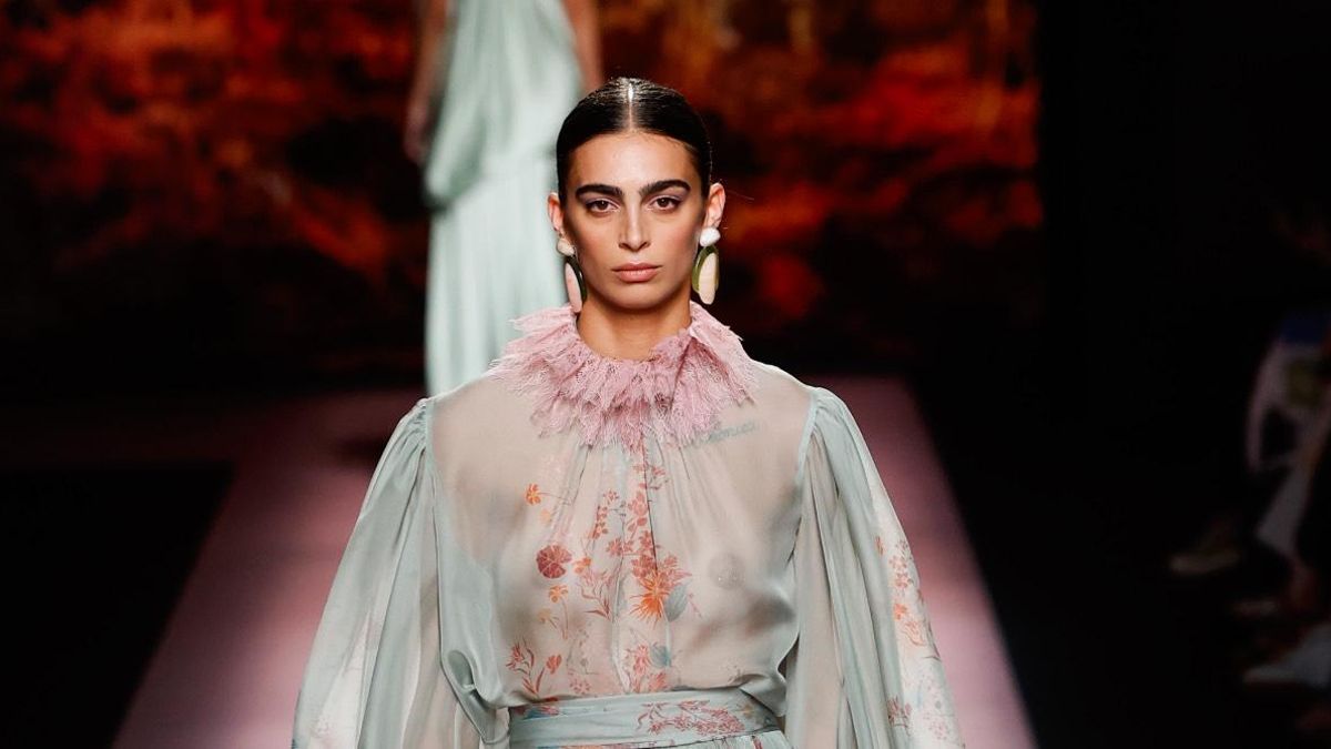 Tradition orientale, figures 3D et détails artisanaux: Ce fut le défilé d'Isabel Sanchís dans la Mercedes-Benz Fashion Week