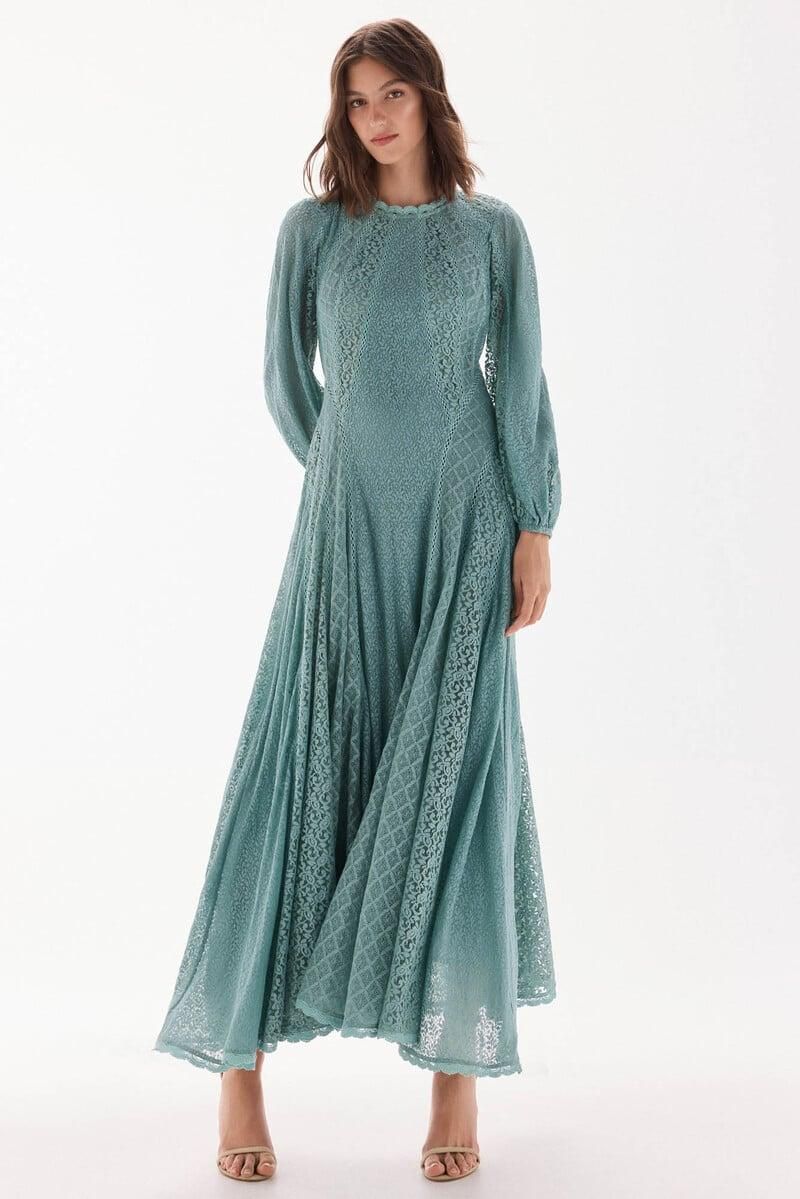 Longue dentelle de robe invitée