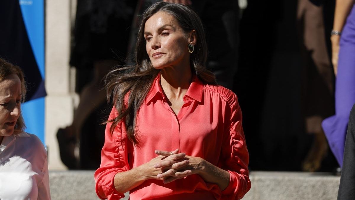 La reina Letizia deslumbra en los Premios UNICEF con su look rosa.