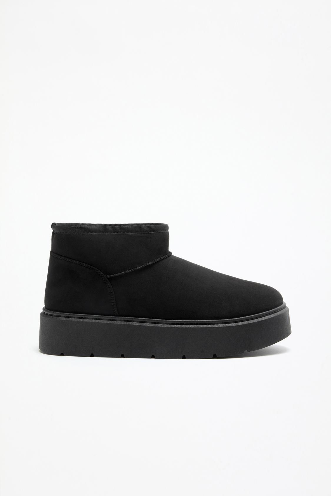 Bottes de cheveux noirs ugg