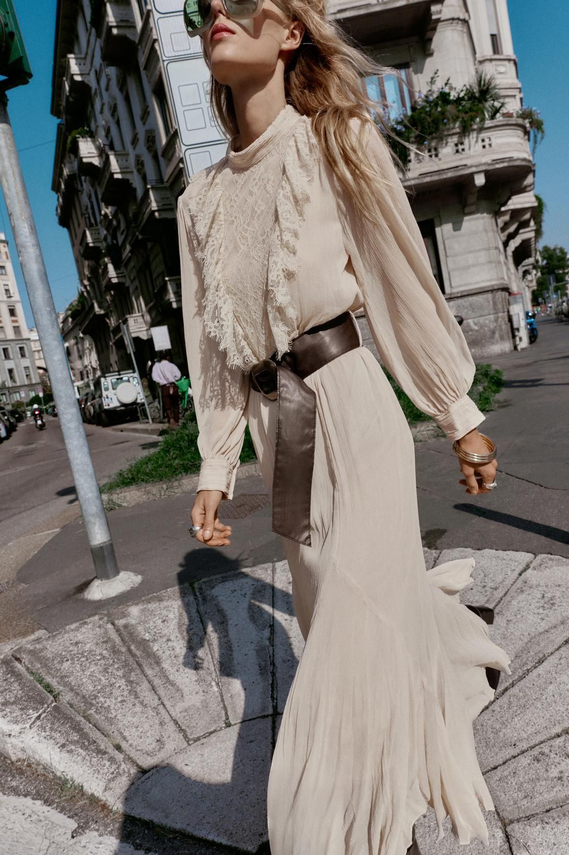 Robe en dentelle de ceinture