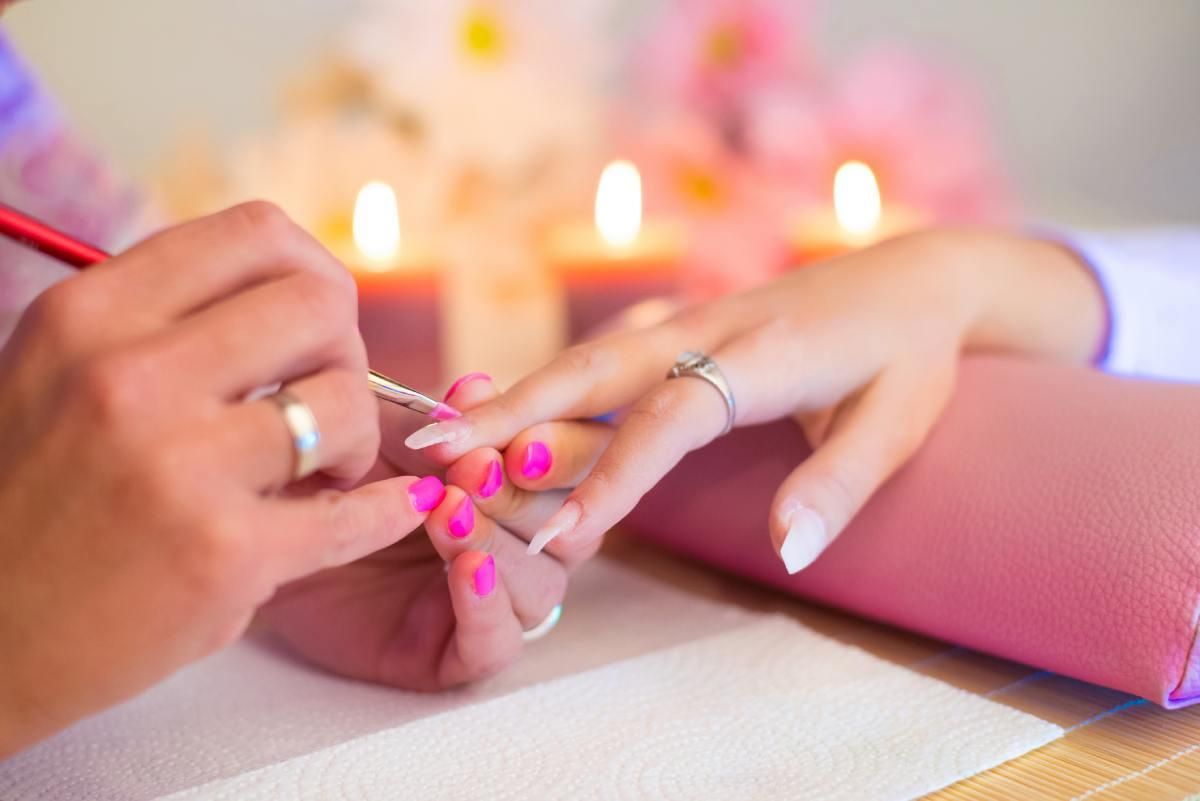 Client en faisant une manucure