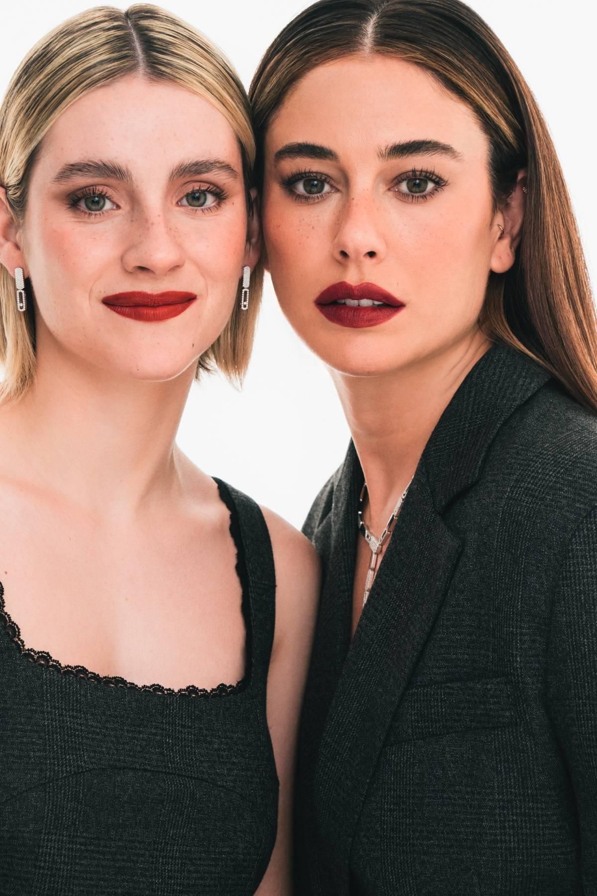 Claudia Mora a une mini-robe Vicolo et des pentes de Messika; Blanca, Blazer Vicolo et collier Messika. Sur les lèvres, Claudia a l'air rouge `` Rouge G 456 Rouge Corail '' et Blanca, l'étoile rouge de la collection, «Rouge G 555 Brique Ambré», tous deux de Guerlain