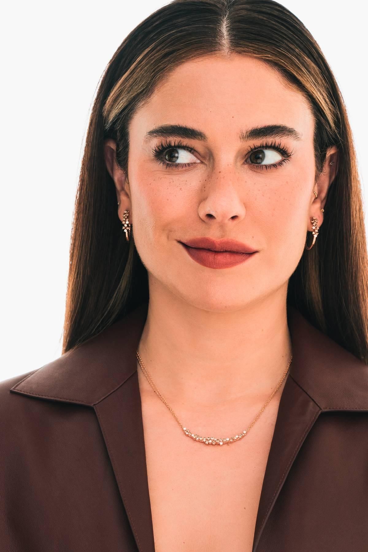 Blanca Suárez a été habillée en bijoux Fendi et Damiani. La peau était profilée avec des poudres de «paon en terre cuite», aux yeux, la palette «ombres G 131» a été utilisée et sur les lèvres, «Rouge G 819»; Tout, de Guerlain.