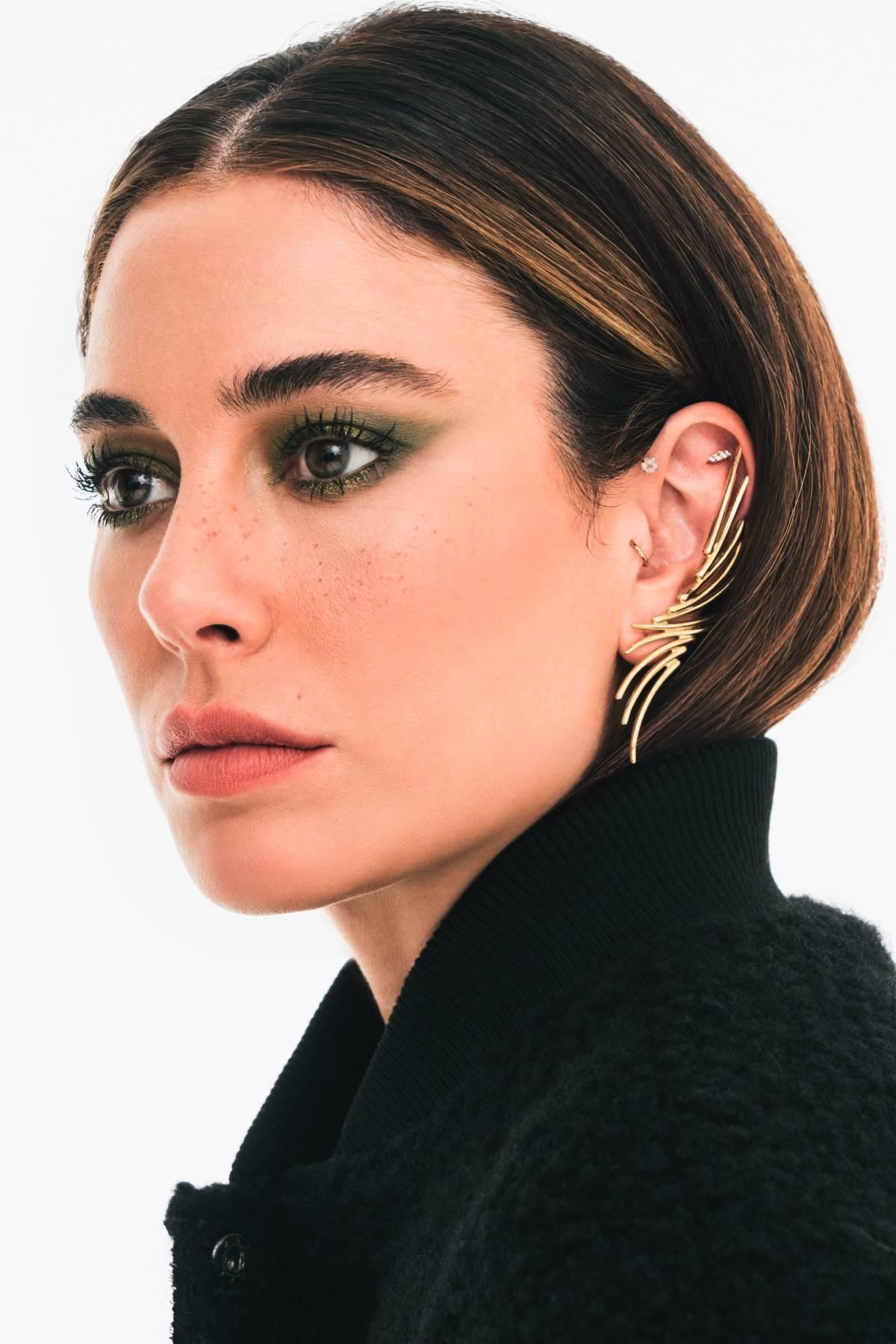 Blanca Suárez avec dkny et manche d'oreille de Marina García Bomber. La peau s’énerve doucement avec les poudres «paon en terre cuite», aux yeux, les deux tons verts de la palette «ombres G 870» ont été combinés et sur les lèvres, «Rouge G 08»; Tout Guerlain.