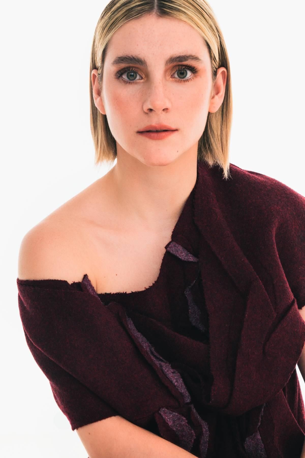 Claudia Mora porte le dessus de Prada. La peau a clarifié et illuminé avec des poudres 'MÉTÉORITES PHOENIX'. Les paupières et les lèvres unifient le ton avec le cuivre de la palette «ombres G 870» et «Rouge G, 207 Blush Beige»; Tout, de Guerlain.