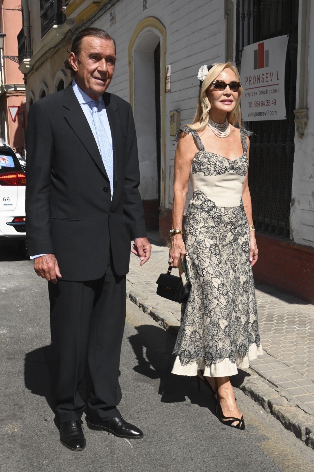 Carmen Lomana et Antonio Guérrez au mariage de Cayetano Martínez de Irujo