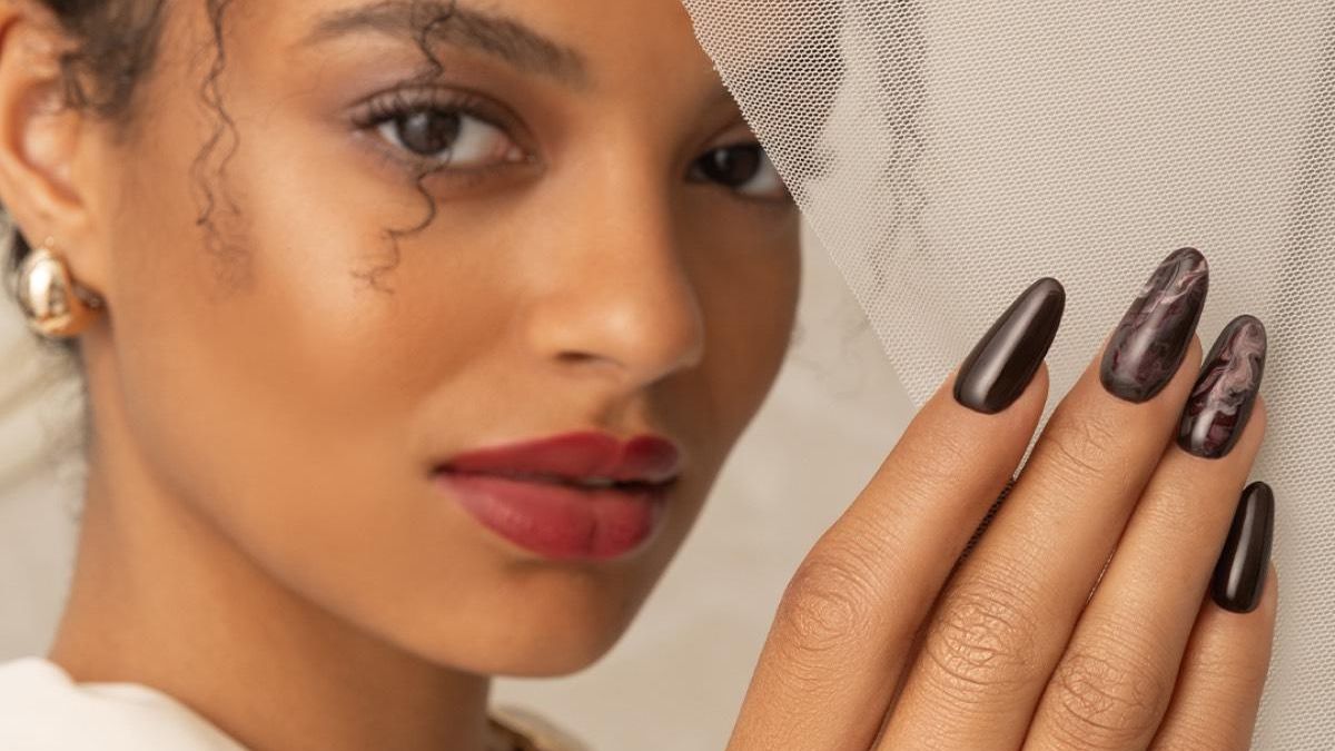 Tonalidades oscuras y texturas 3D: las novedades para tu manicura que son tendencia este otoño
