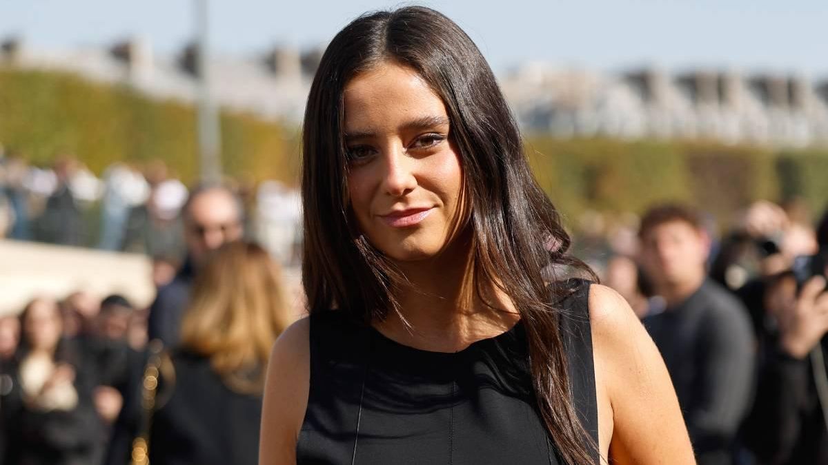 Victoria Federica asiste al primer desfile de Jonathan Anderson en Dior con un vestido de Simorra